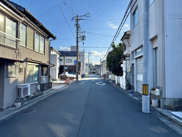 北側から南側に向かって撮影した前面道路です。　車の往来は多くありません。