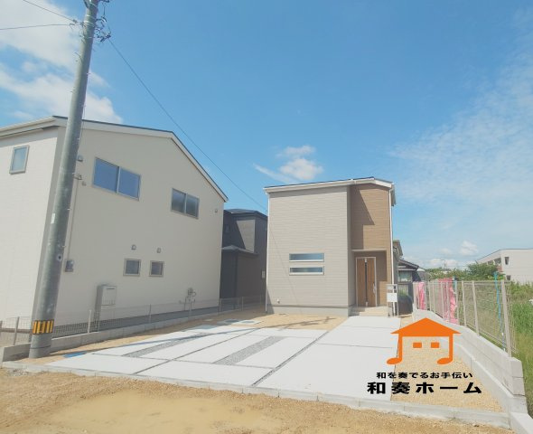 前面道路が広いので、大きな車でも車庫入れも余裕を持ってできるのが魅力的なお家です。