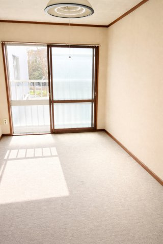 明るい洋室で風通しが良いお部屋です。