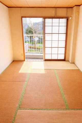 落ち着いた和室は明るい雰囲気です。