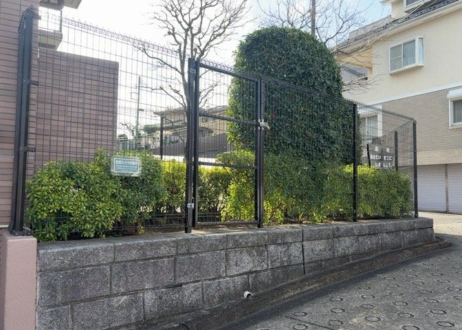 中庭（パティオ）とは、一つの建築物の内部に設けられた、壁などで囲われている庭のことを指します。コの字型、ロの字型が主流ですが、L字型の中庭もあります。最近では、インテリア性の高さからも人気があります。