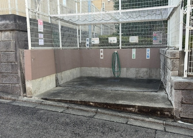 共有部分は、住民なら誰もが使える設備のこと。例えば駐車場やエレベーター、インターネット設備、セキュリティ設備などがあります。他にも、マンションの廊下・外部階段やエントランス・ゴミ置き場などがあります。