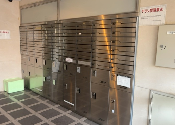 エントランス付近に設置されている集合ポストは、住んでいる部屋と離れているため、ポストをあさるなど誰かに何かされていても被害に気づきにくいです。入居する時には他人に特定されにくい番号で鍵をかけましょう！