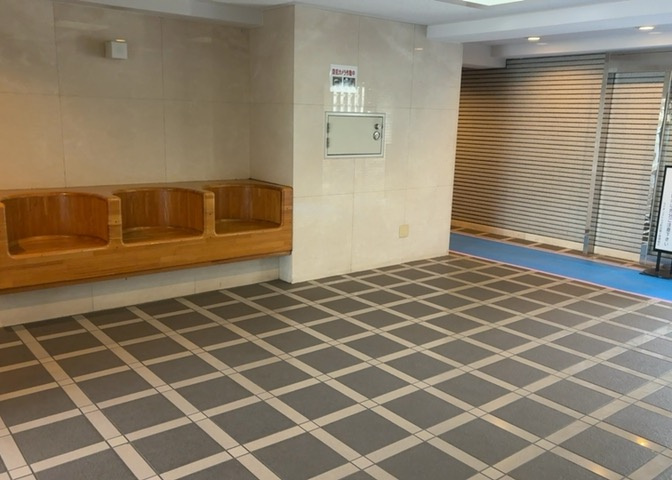 ラウンジは、マンションの共用スペースに椅子やテーブルなどを配置した利用者が寛げる空間です。屋内型ラウンジと屋外型ラウンジがあります。共用部分の管理状況と合わせて、詳細については現地でご確認ください。