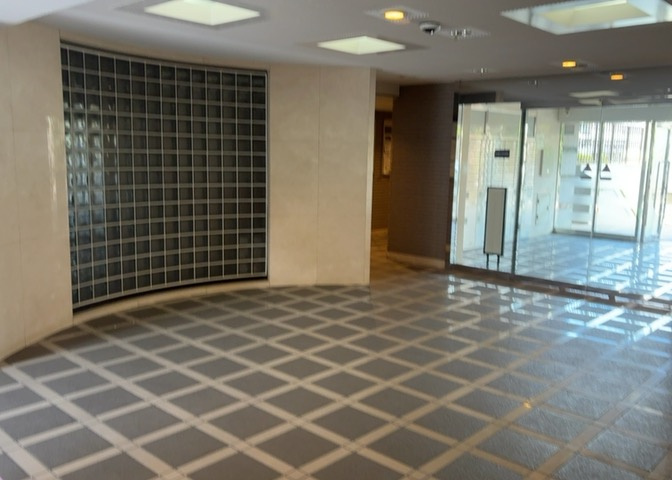 ロビーというと、エントランスと何がちがうの？と思いますよね。実はロビーとエントランスには明確な決まりはありません。物件によっては、エントランスを入って広がるある程度の広さのある空間がロビーとなります。
