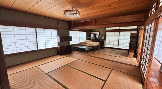 1階には約10帖の和室が2室続きで配置されており建具を開放すれば約20帖のゆとりある大空間として利用できます。親族や友人が集まる際にも使いやすく、客間や団らんのスペースなど幅広い用途に活用できます。