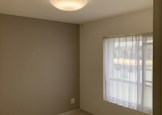 洋室のメリットは重い家具が置きやすく、身の回りが整理しやすいことです。　床がフローリングのため畳とは異なり凹みにくいです。　クローゼットなど収納が豊富で、普段使わない旅行カバンや服の整頓も簡単にです。