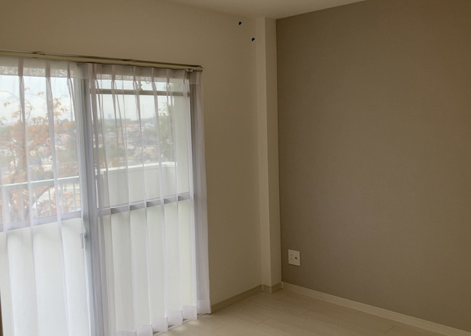 寝室でゆっくりと過ごすためにはベッド周りの適度な空間を担保することや窓の位置、照明の明るさ、寝室の広さなどを考える必要があります。自身や家族の構成とライフスタイルに併せて寝室にする部屋を選びましょう！