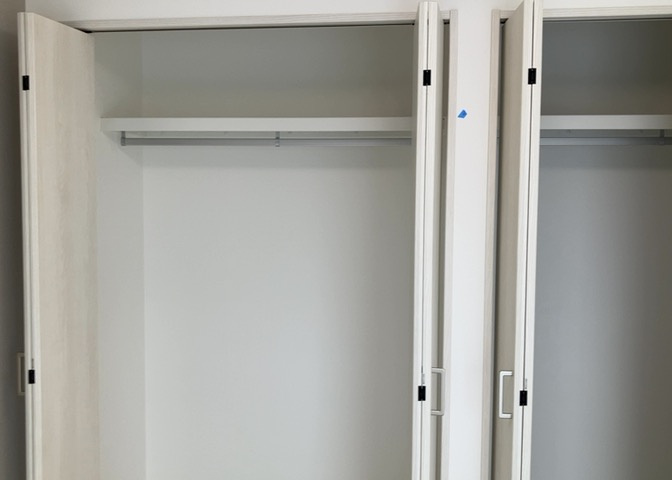 デザイン性を重視しすぎて収納が少なかった！なんてことにならないため、事前に現地で収納の数を確認しておくことをお勧めします。クローゼット以外にも床下収納や屋根裏収納、パントリーなどもチェックしましょう。