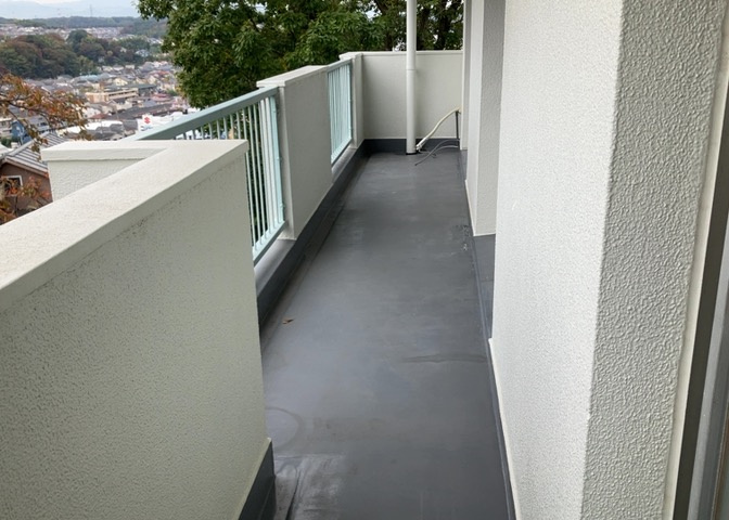 バルコニーは、室外の専用スペースのうち、「屋根がなく開放された空間」であるものを指します。ベランダより広いタイプのものが多く、日当たりもよいため家庭菜園などを楽しみたい人にとって適した環境となります。