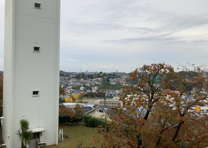 眺望の良さを楽しめるダイニングキッチンで家族団らんの時間を過ごしてはいかがでしょうか。バルコニーから見える景色を家族で眺める時間は、時間が経つのを忘れてしまいそうですね。是非、現地を見に行きましょう！