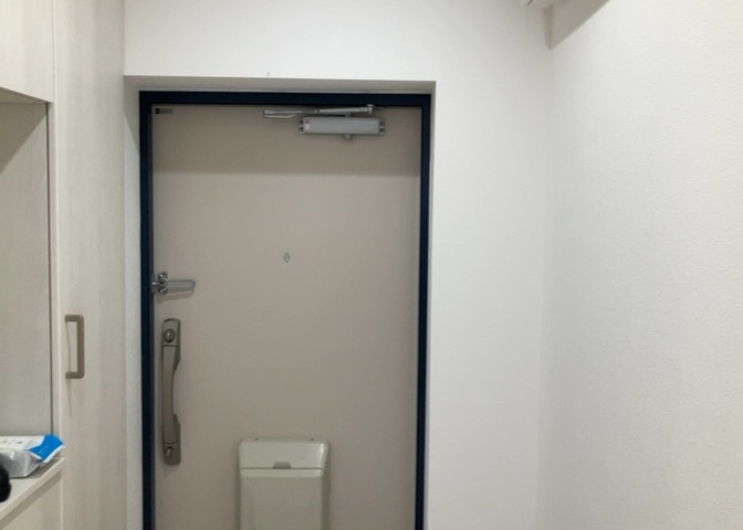 玄関は家の顔でもあり、家族以外の目にも止まる場所です。玄関は外との間を仕切る扉、靴などをしまっておく収納スペース、靴脱ぎのたたきスペース、来客とのやり取りをするドアホンなど複数のアイテムからなります。