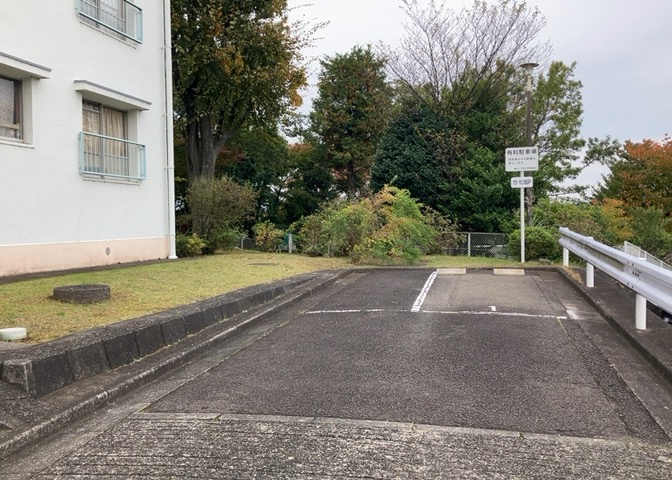 中庭（パティオ）とは、一つの建築物の内部に設けられた、壁などで囲われている庭のことを指します。コの字型、ロの字型が主流ですが、L字型の中庭もあります。最近では、インテリア性の高さからも人気があります。