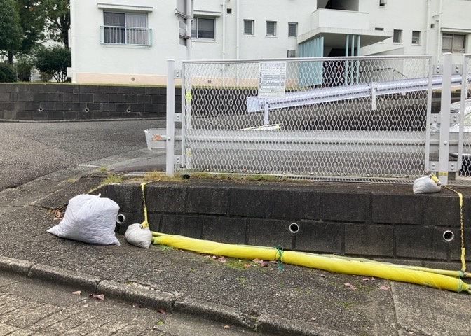 共有部分は、住民なら誰もが使える設備のこと。例えば駐車場やエレベーター、インターネット設備、セキュリティ設備などがあります。他にも、マンションの廊下・外部階段やエントランス・ゴミ置き場などがあります。