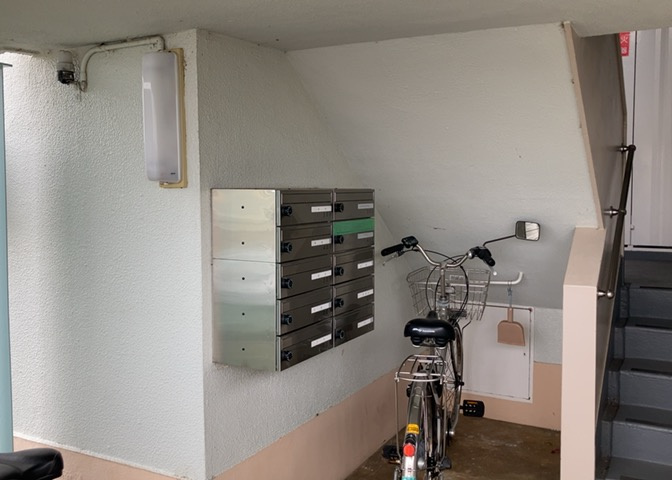 エントランス付近に設置されている集合ポストは、住んでいる部屋と離れているため、ポストをあさるなど誰かに何かされていても被害に気づきにくいです。入居する時には他人に特定されにくい番号で鍵をかけましょう！
