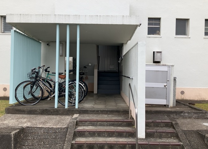 受付はマンションコンシェルジュがいる場合もあれば、管理人が滞在する小部屋を総称して呼ぶことがあります。主にエントランスに設置されていることから、防犯面でも期待ができます。防犯設備がない場合はより安心！