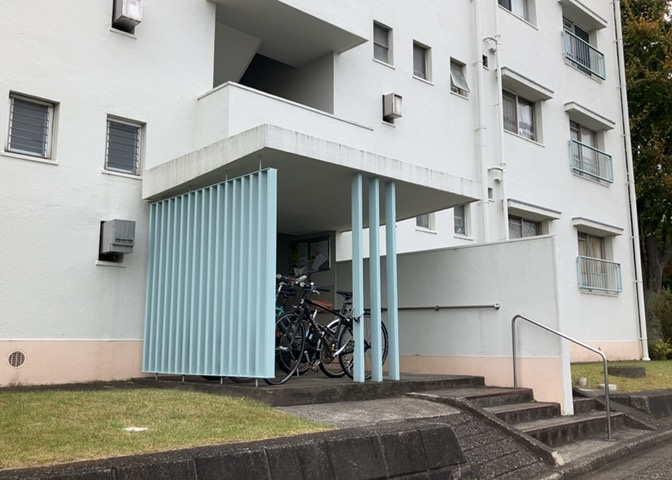 ラウンジは、マンションの共用スペースに椅子やテーブルなどを配置した利用者が寛げる空間です。屋内型ラウンジと屋外型ラウンジがあります。共用部分の管理状況と合わせて、詳細については現地でご確認ください。