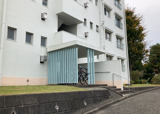 ロビーというと、エントランスと何がちがうの？と思いますよね。実はロビーとエントランスには明確な決まりはありません。物件によっては、エントランスを入って広がるある程度の広さのある空間がロビーとなります。