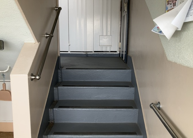 共有部分は、住民なら誰もが使える設備のこと。例えば駐車場やエレベーター、インターネット設備、セキュリティ設備などがあります。他にも、マンションの廊下・外部階段やエントランス・ゴミ置き場などがあります。