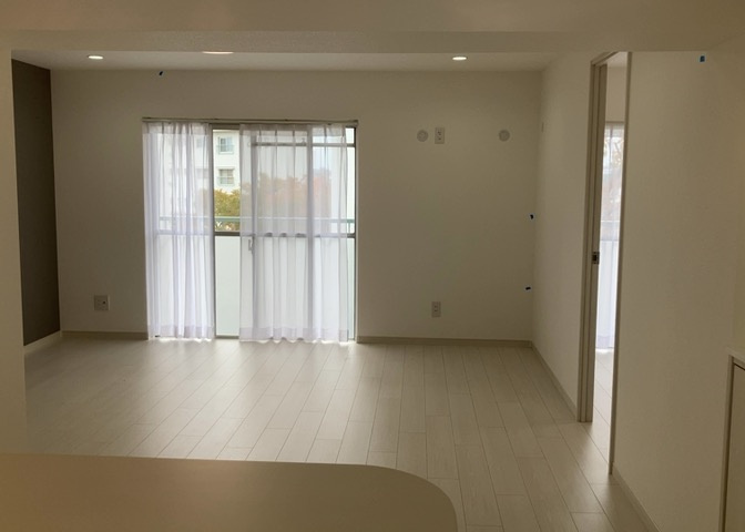 リビングの間取りの種類は大きくわけてリビングとダイニングが別になっているタイプ、リビングダイニング一体型です。どちらも一長一短ですので、家を選ぶ時はその両面をチェックして決めるようにしましょう。