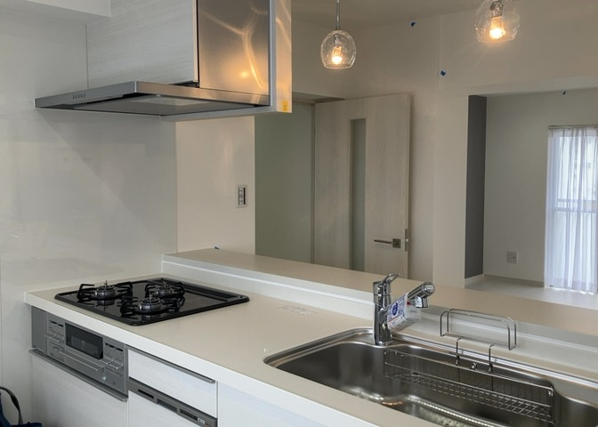 標準的なシステムキッチンの横幅は、165cm～300cm程度です。2100・2400・2550・2700などミリ単位で表記されます。普段どのように料理をするのかを想定しながら合ったサイズを選びましょう