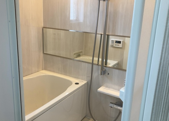 入浴時の快適さも大事なことですが、綺麗な状態を維持できなければ気持ちよく入浴できません。毎日の掃除が楽という点は大事なポイントになります！カビが生えにくく掃除がしやすい、壁や浴槽を選ぶといいでしょう。