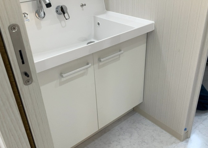 洗面脱衣所は「体を綺麗に整える場所」という目的と役割を持っています。そして便利で使い勝手のいい「体を綺麗に整える場所」にするためには、配置や動線、照明や収納計画をしっかりと検討しておく必要があります。