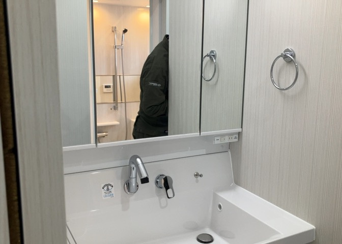 洗面化粧台では顔を洗ったり、身だしなみを整えることが本来の使い方ですが、用途によっては洗面化粧台に求められる機能が違ってくるため、ご自身や家族のライフスタイルに合ったものを選ぶことをおすすめ致します。