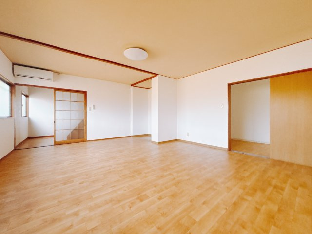 ■1階洋室｜広さ10帖の明るく開放的な洋室。お友達やご親戚を招いて、賃貸では出来なかったホームパーティーができます。