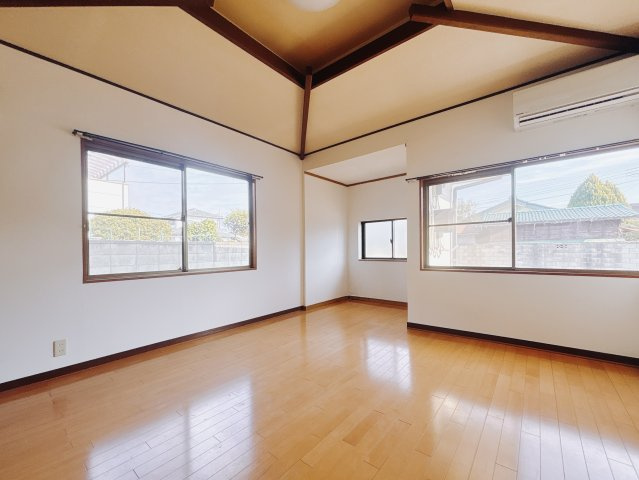 ■1階洋室｜三面採光の日差しが暖かな一室です。
