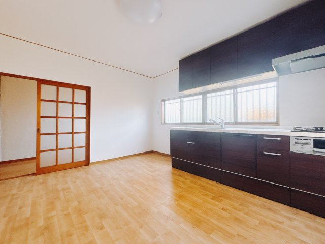 ■ダイニングキッチン｜キッチンの部屋が独立している為、お料理時の油の臭いや煙などが隣接するお部屋に充満しにくい造りとなっています♪