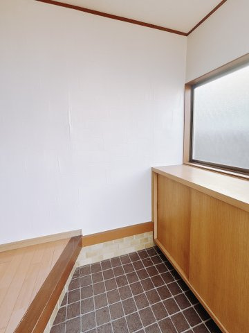 ■玄関｜毎日の「いってらっしゃい」や「お帰りなさい」を大切なご家族と過ごす玄関は〈使いやすさ〉を追求しております。玄関横の物入は急な来客時でもさっとお片付けできるスペースを確保しています。