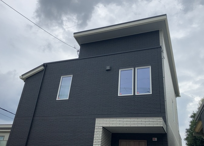 バルコニーは、室外の専用スペースのうち、「屋根がなく開放された空間」であるものを指します。ベランダより広いタイプのものが多く、日当たりもよいため家庭菜園などを楽しみたい人にとって適した環境となります。