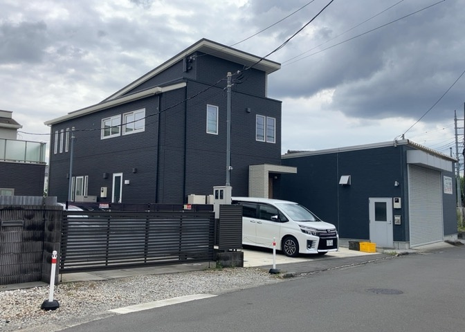 住宅用の土地では前面道路に2m以上接していなければならないと法律で定められています。しかし、お持ちの車のサイズやライフスタイルなどにより、2mでは利便が悪い場合もございますので、事前に確認しましょう。