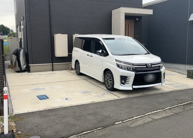 駐車場と明記されていても、最小スペースでつくられた駐車場だと大型車は駐車できなかったり、出入りしにくくなったりする可能性があります。お車のサイズと購入したい物件の駐車場のサイズを現地で確認しましょう。