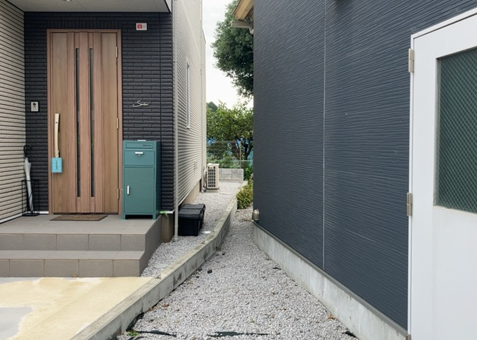 庭があることでガーデニングや家庭菜園はもちろん、こどもの遊び場やペットを放して遊ぶことができます。また、家の周囲に余裕があるということです。隣地との間があれば、十分な日当たりと、風通しが確保できます。