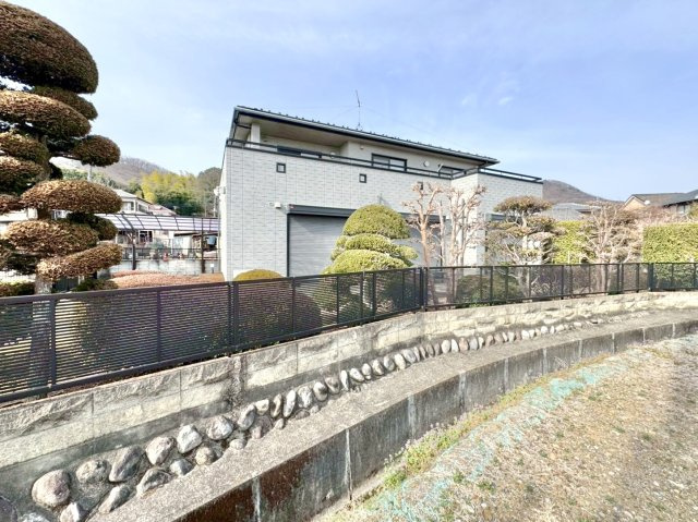 ■外観｜いまのアパート生活で走り回るお子さんを怒ってしまった経験はありませんか？走り回ることもジャンプすることも子どもの習性です！庭付き一戸建てならお子さまも思いっきり遊べます(^^)