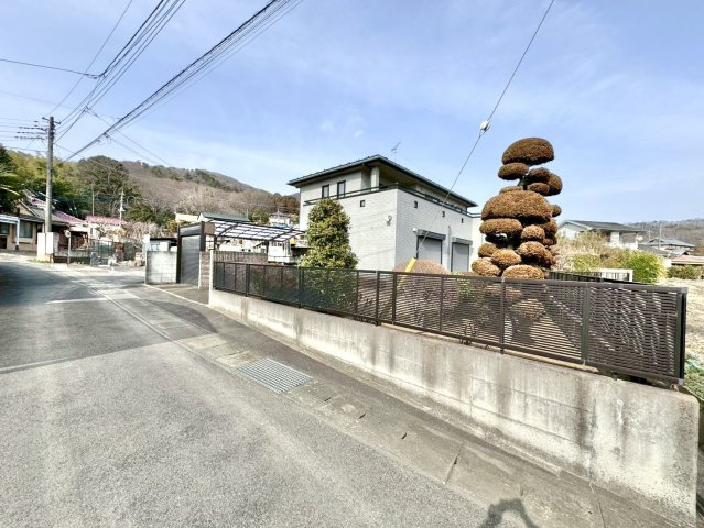 ■外観｜前面道路が広く見渡しが良いので、車の安全確認もばっちり！