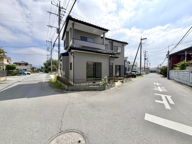 ■外観｜角地のため風通しが良く開放感があり、隣接する建物が少なくプライバシーを確保しやすいのがメリットです♪