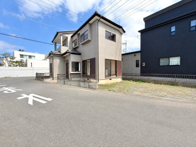■外観｜前面道路が広く見渡しが良いので、車の安全確認もばっちり！
