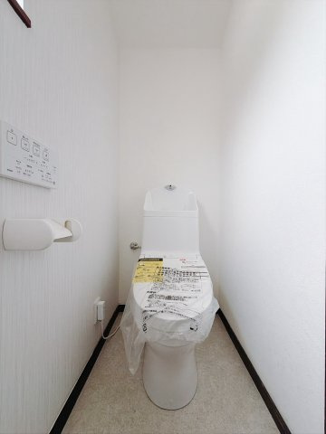 ■トイレ｜白を基調とした清潔感溢れるトイレになっています。トイレには窓がついていますので常に換気をすることができ清潔を保てます。