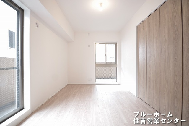 約7.3帖の洋室です！2面採光で明るいお部屋です！