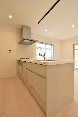 最新のシステムキッチン！家具と調和する扉面材と、使い勝手のよい収納豊富なスライド収納です♪家事が楽になる食洗器付き！　ワークトップは高級感のある人造大理石仕上げ！浄水器付き水栓も付いています！
