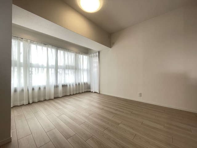 大きな掃き出し窓がついた洋室は、日中は照明がなくても明るく、子ども部屋としてもピッタリ。　