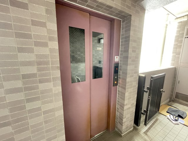 重たい荷物を持っていても、エレベーターがあれば安心です。　