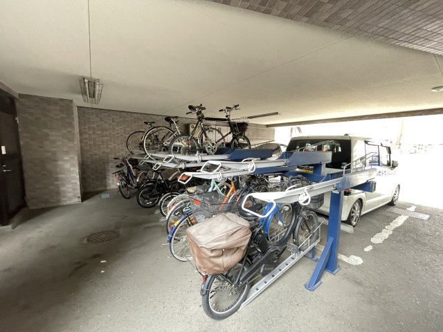 屋根付きの駐輪場で、サビや汚れの心配も不要。　