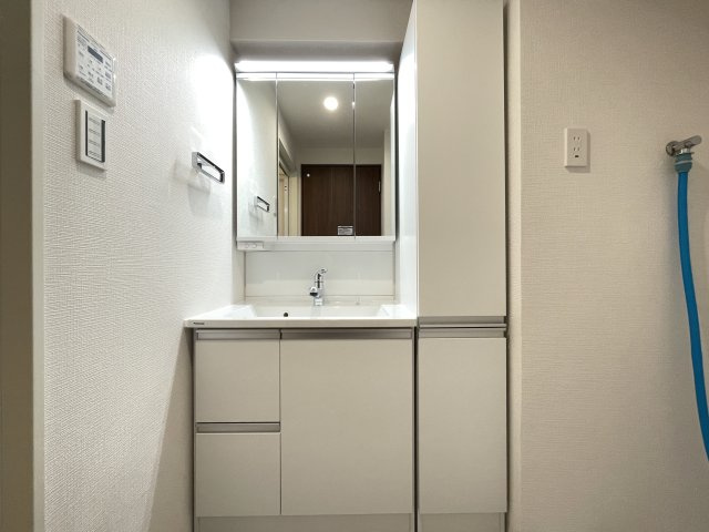 三面鏡付きの洗面台で朝の身支度もバッチリです。　