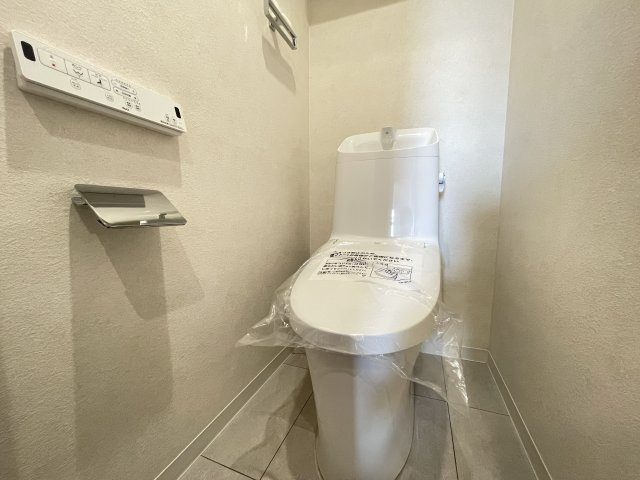 温水洗浄便座付きの清潔感あるトイレは、落ち着いた空間に。　