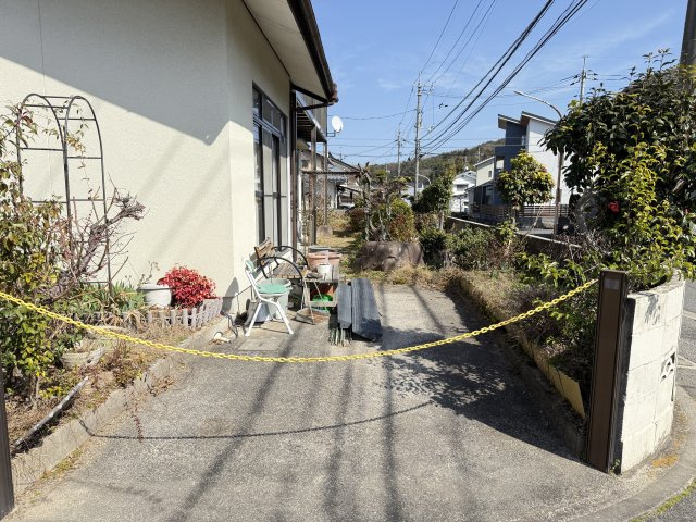 庭はゆとりあるスペースが確保されガーデニングや家庭菜園など多彩な用途に活用できます。植栽が彩りを添え外観に緑の豊かさをプラス。屋外でのくつろぎの場やお子様の遊び場として暮らしを快適にしてくれる空間です