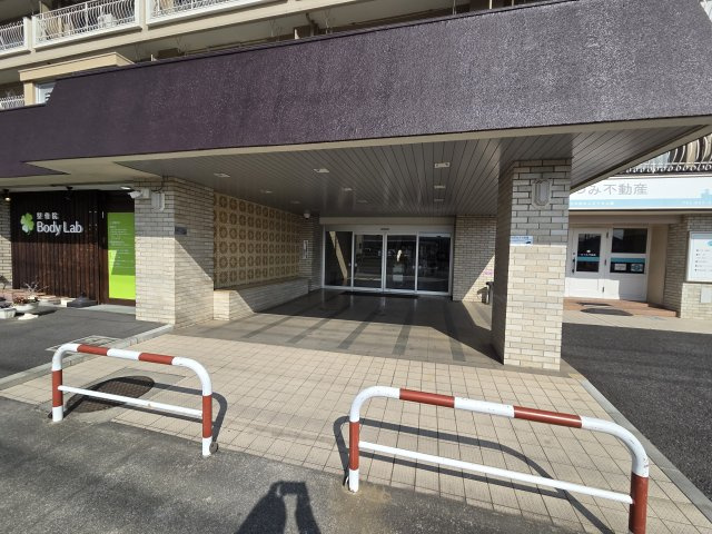 屋根付きの広々エントランス！